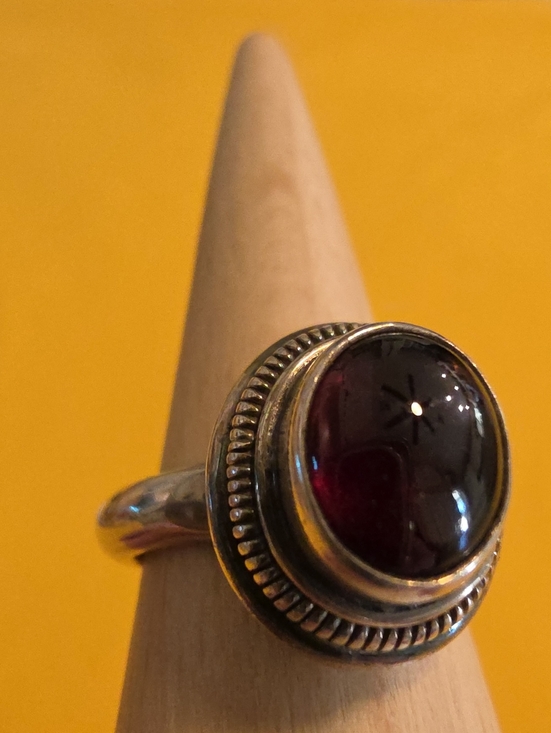 Source Unknown Jewelry - Vintage Silver Ring Featuring a Round Cabochon Garnet Gemstone AS: 5.75